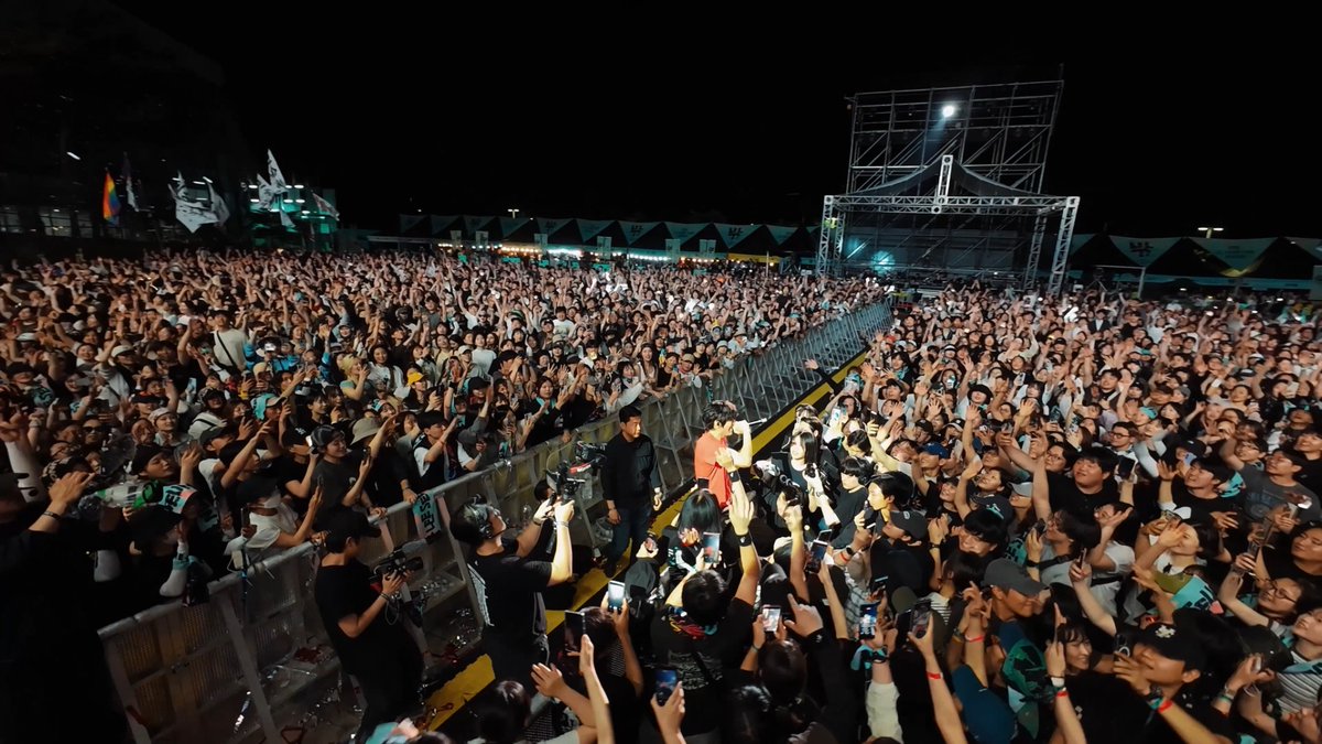 official_lsy's tweet photo. 𝟮𝟬𝟮𝟲 𝗟𝗘𝗘 𝗦𝗘𝗨𝗡𝗚 𝗬𝗢𝗢𝗡 𝗖𝗢𝗡𝗖𝗘𝗥𝗧 [밖]

Finale
01. 폭죽타임 (POKZOOK TIME)
02. 어버버버 (Uhbububu)
03. 비싼 숙취 (Pricey Hangover)
04. 날아가자 (NARAGAZA)
05. 우주 like 섬띵 투 드링크 (Drink Up the Universe)

🔗 https://t.co/gEt0MXNnGs

#이승윤 #LEESEUNGYOON
#밖 https://t.co/a8i4zA7lu2