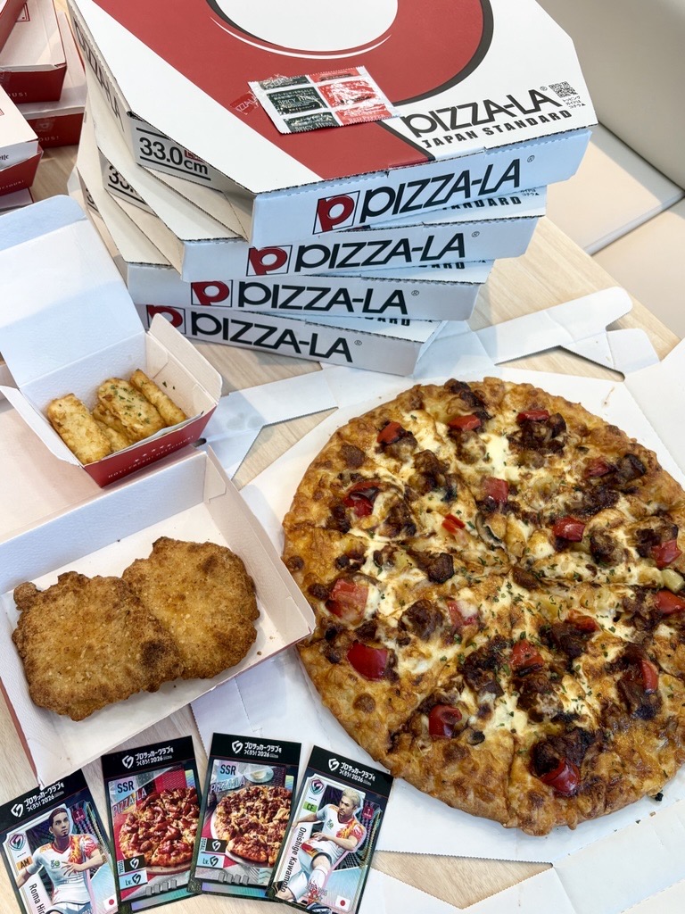sakatsuku20xx's tweet photo. ⚽サカつくリアル特練カード入り⚽
【#ピザーラ × #サカつく コラボセット】発売中🍕

コラボを記念して、
豪華賞品が当たるキャンペーンを実施中！
フォロー＆リポストだけで参加可能✅
🗓9/30(水) 23:59まで

詳細はこちら▼
https://t.co/TvOF5UGA4I https://t.co/wbzfDwf3dJ