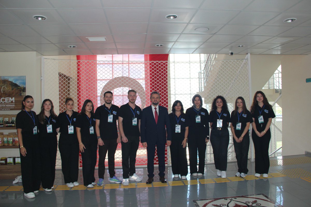 ulusalajans's tweet photo. Sayın Başkanımız İlker Astarcı, Balıkesir Üniversitesi Uygulamalı Bilimler Fakültesi 2026-2027 Akademik Yılı Açılış Dersi programı kapsamında gençlerle bir araya geldi.

Gençlerle gerçekleştirdiği sohbet sırasında Erasmus+ ve Avrupa Dayanışma Programı’nın sunduğu eğitim, hareketlilik, gönüllülük ve uluslararası deneyim fırsatlarına ilişkin bilgi veren Başkanımız, gençleri bu imkânlardan yararlanmaya davet etti.

@balikesiruni  @Bubfa_kurumsal