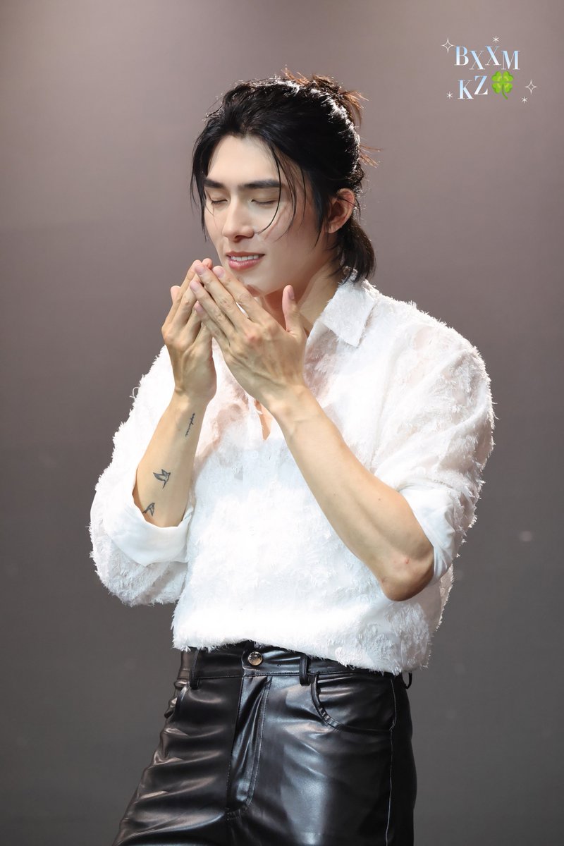BT4U_BXXM0808_Z's tweet photo. 这是喷了什么香水？还是施了什么魔法🔮

26.8.29 青岛

@bxxm_rvw
#BXXMRVW #RVW
#BoomRaveewit https://t.co/7Gw7BLb3Rm