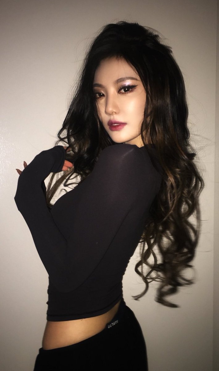paraglideee's tweet photo. only a chinese lesbian could explain my feelings right now https://t.co/SdIh782KV6