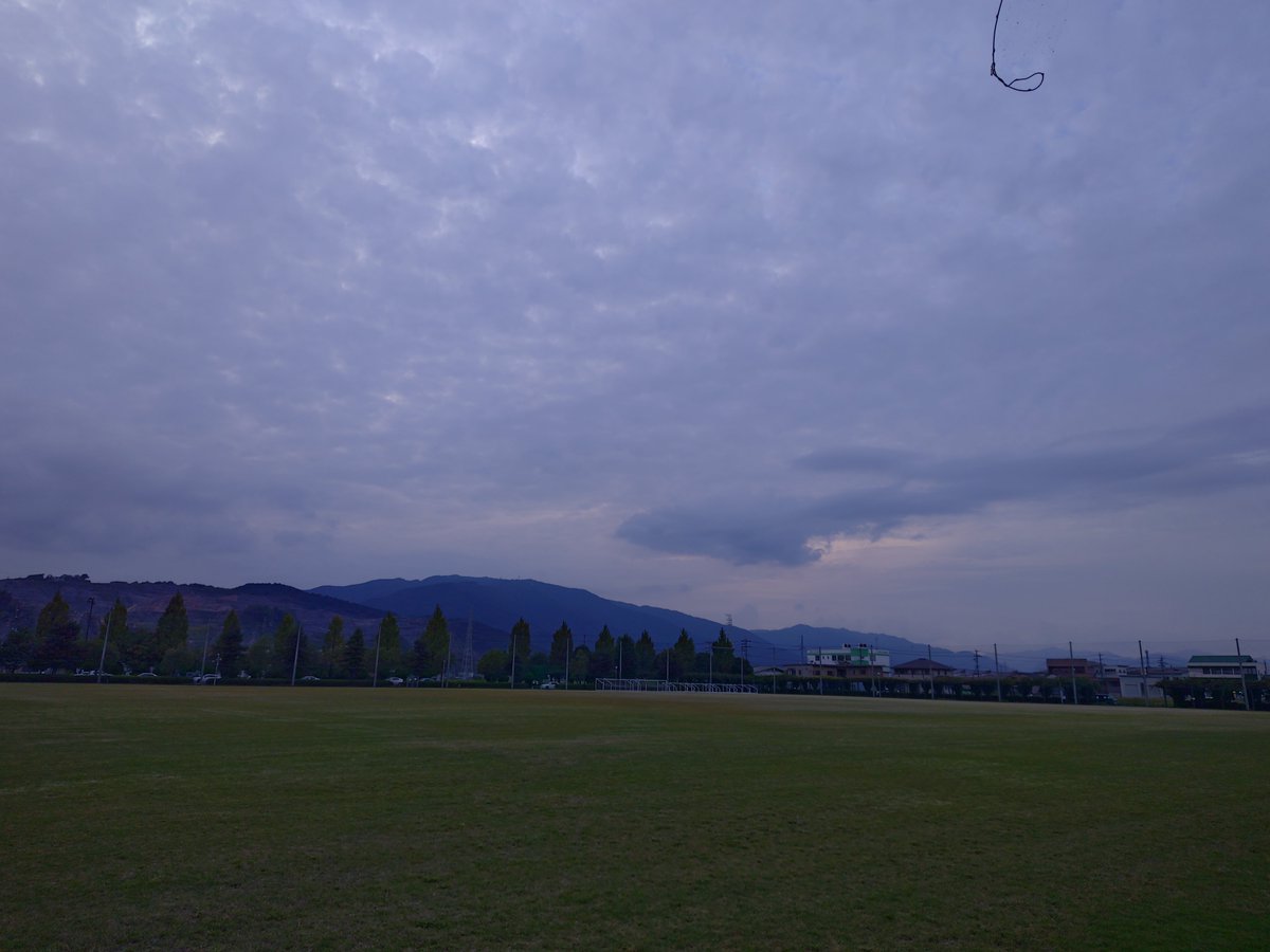 TKCkanban's tweet photo. 今日はお月さまは見れなさそうですね
＃散歩　＃天気　＃雲 https://t.co/hkdtLatyNo