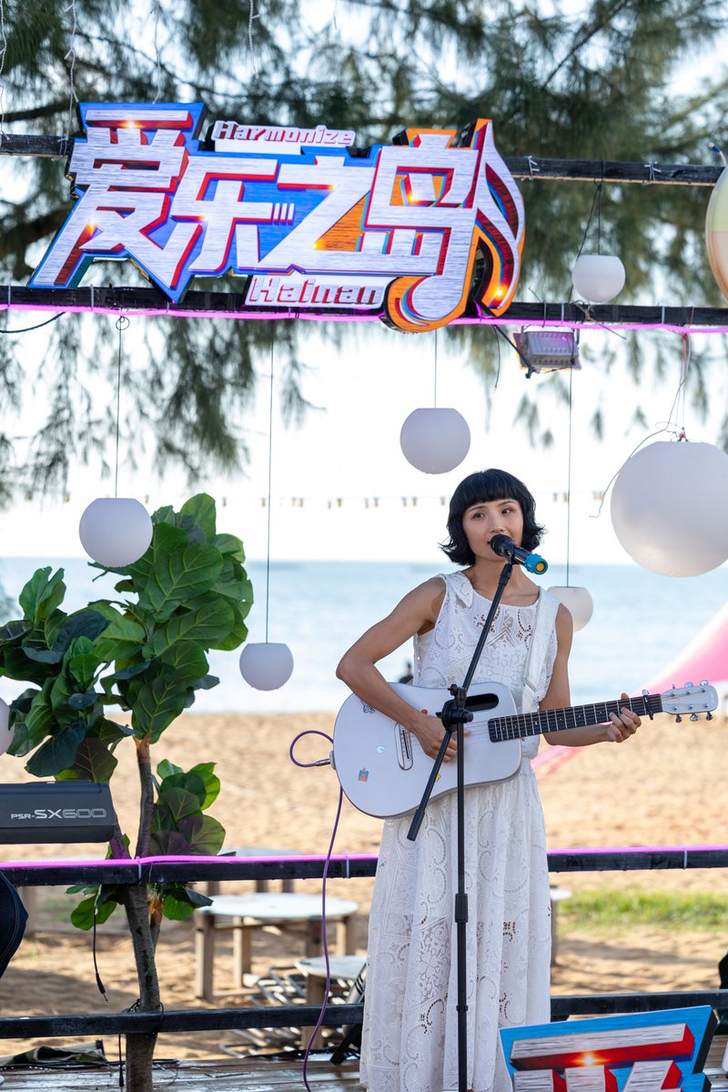 HainanToday's tweet photo. Zea and David Mouk performed “Goodnight” and “In My Imagination,” then traded stories about songwriting, life in Hainan and making music across borders. Different journeys, one shared sound!

#ZeaAndDavidMouk #MidAutumnByTheSea #MusicAcrossBorders #HainanMusicScene #HarmonizeHainan