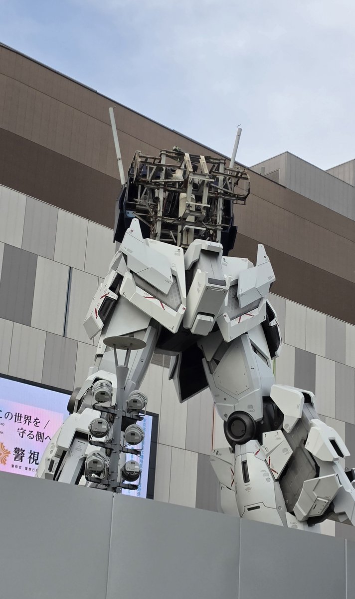 Enchi151's tweet photo. ユニコーンガンダム立像、本日の解体作業終了。
9年間、頑張ってくれた証があちこちに。 https://t.co/Kk46UATPpN