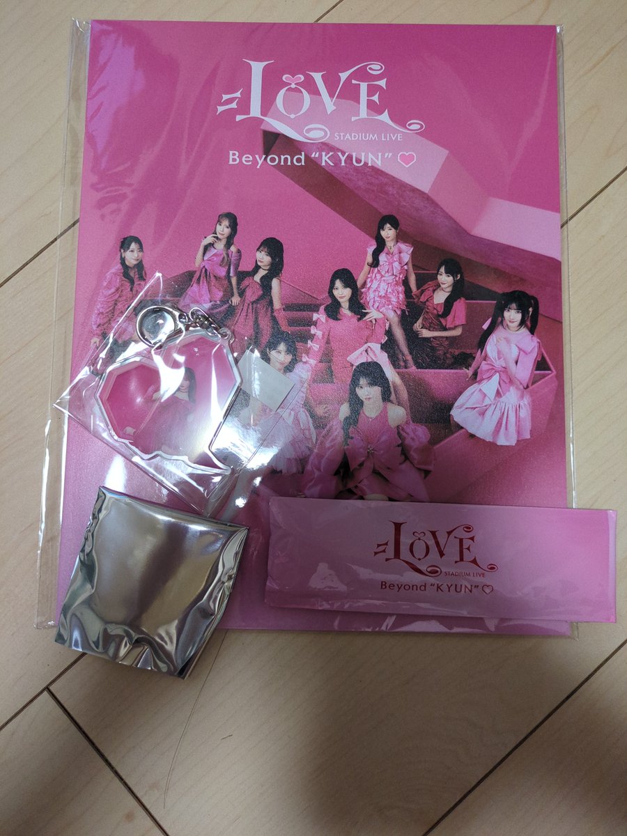hidtra_0887's tweet photo. やっと物販届いた https://t.co/TVHAGMHxRE