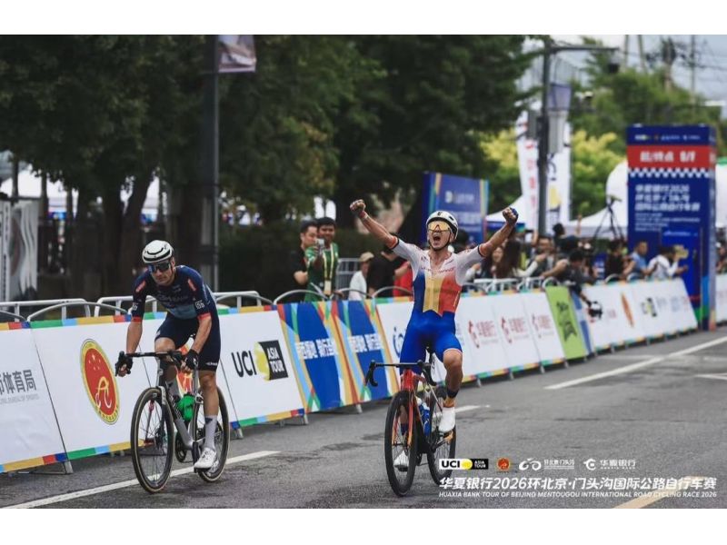 tuttobiciweb_it's tweet photo. #Zoccarato tenta l'assolo dalla distanza, #Raileanu lo riprende nel finale e nel testa a testa in volata si prende tappa e prima maglia gialla del Tour of #Mentougou 2026
https://t.co/391f1bmLzo https://t.co/bMoJEjyYpu