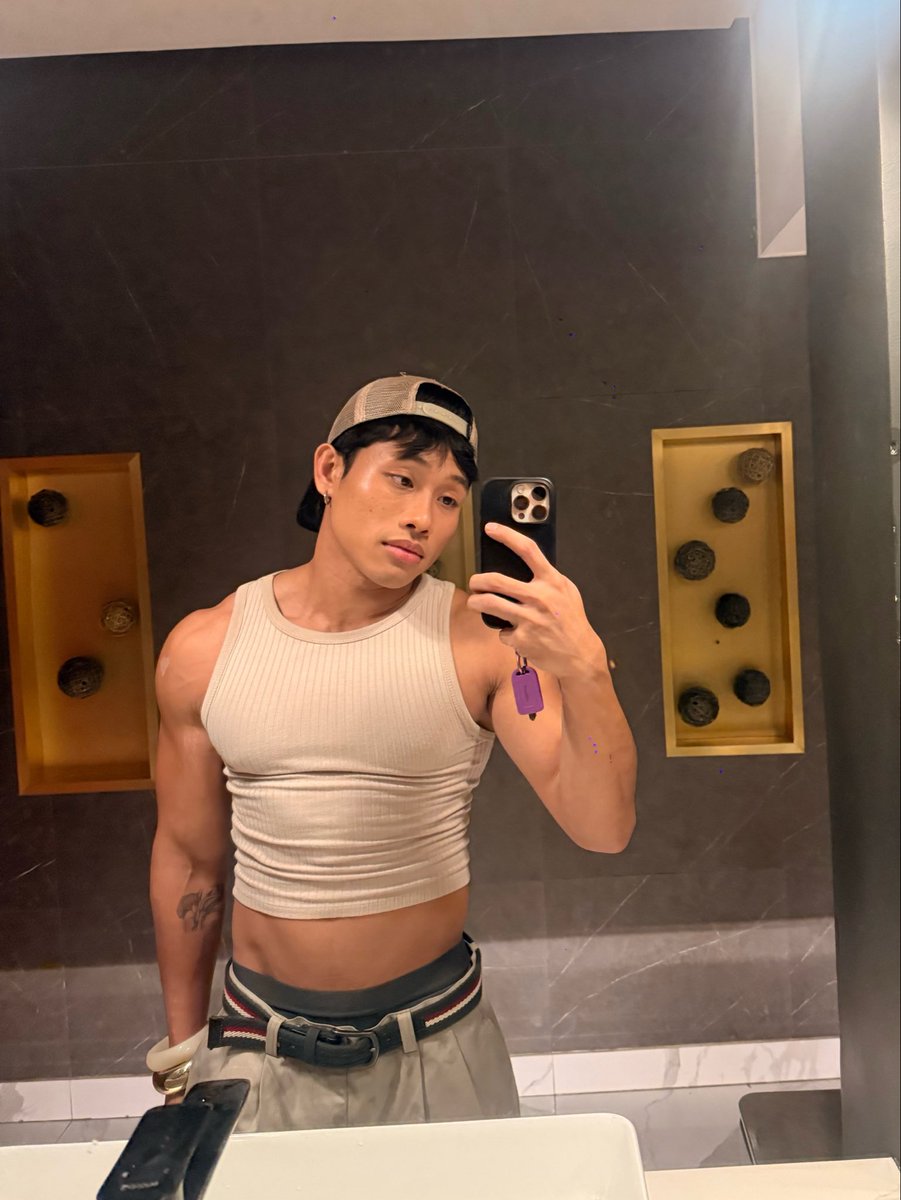 vvlyle's tweet photo. do u like crop tops on me? https://t.co/LWBHDE3DJC