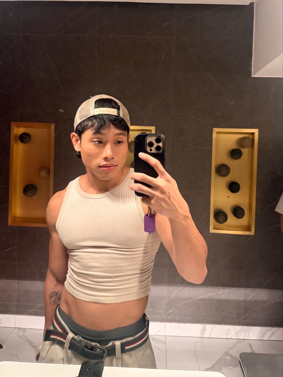 vvlyle's tweet photo. do u like crop tops on me? https://t.co/LWBHDE3DJC