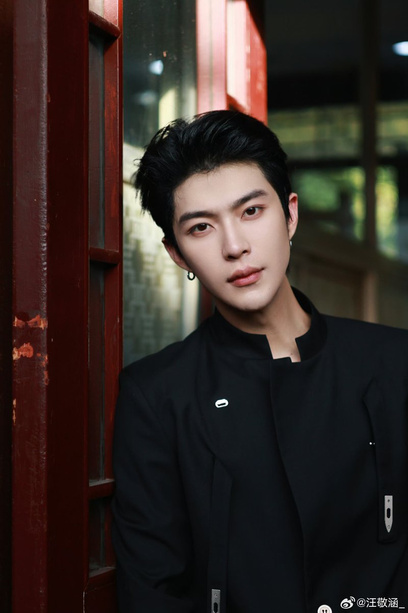 DevilWhy_'s tweet photo. ผอมลงชัดเจนเลย แก้มเล็กลง คอชัด กรามชัด หวังจิ้งหานเก่งมาก 👏🏻 https://t.co/8gcPAdLSzP
