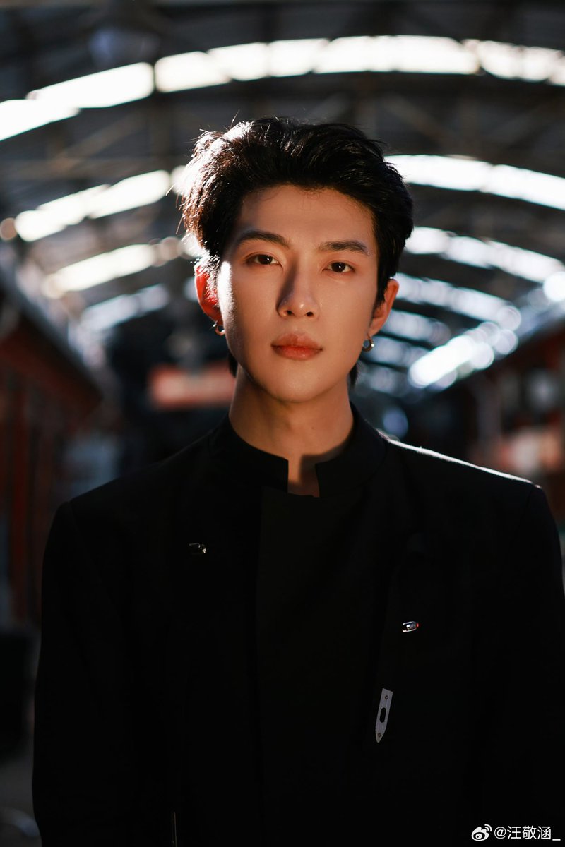 DevilWhy_'s tweet photo. ผอมลงชัดเจนเลย แก้มเล็กลง คอชัด กรามชัด หวังจิ้งหานเก่งมาก 👏🏻 https://t.co/8gcPAdLSzP