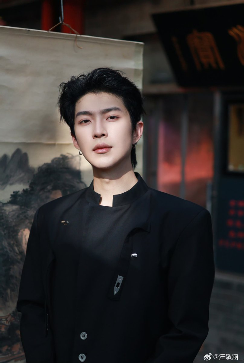 DevilWhy_'s tweet photo. ผอมลงชัดเจนเลย แก้มเล็กลง คอชัด กรามชัด หวังจิ้งหานเก่งมาก 👏🏻 https://t.co/8gcPAdLSzP