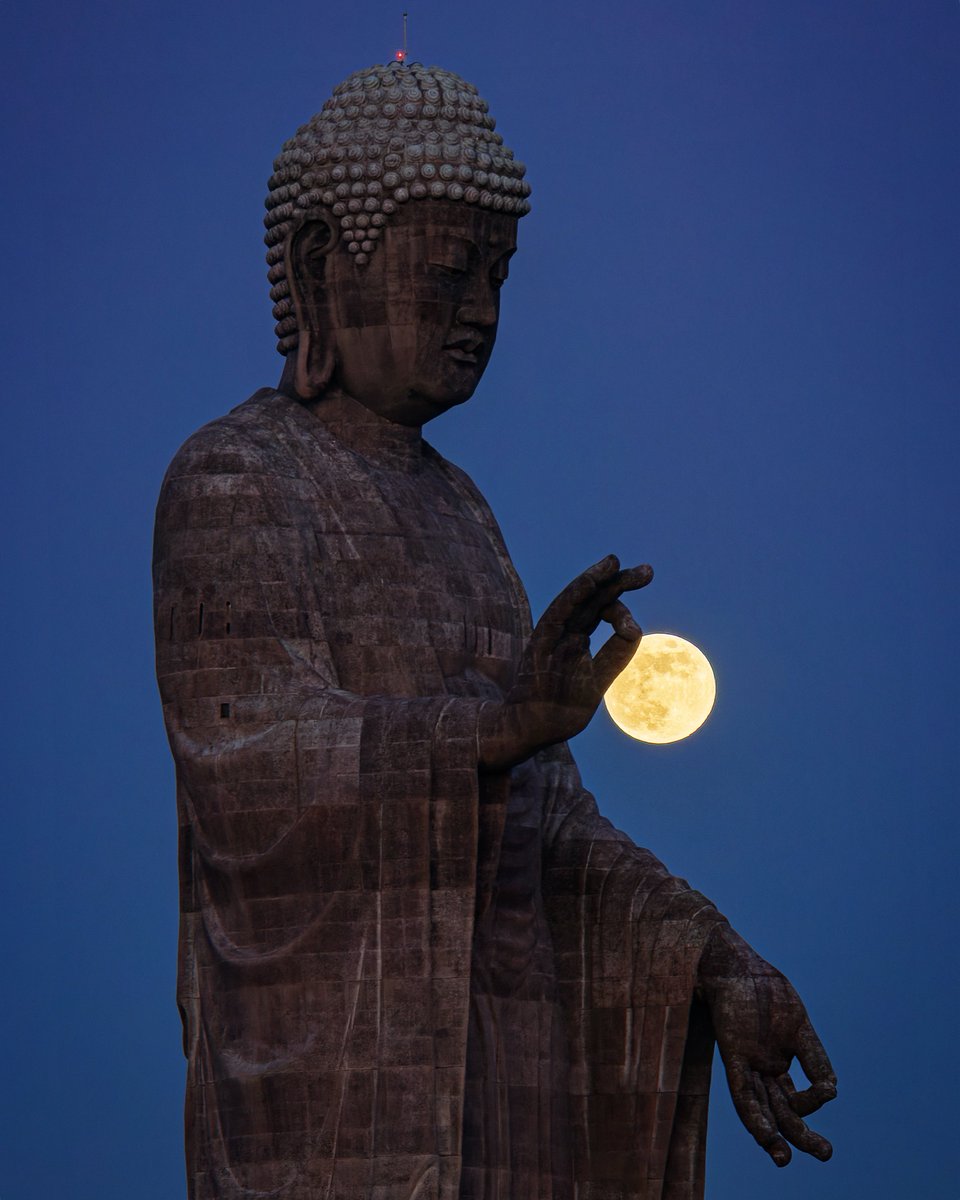 yuyar33's tweet photo. 今夜は中秋の名月🎑🌕

これまで撮影した牛久大仏と満月🌕

全て合成無し1枚撮り
#tokyocameraclub https://t.co/JgWVceaqnI