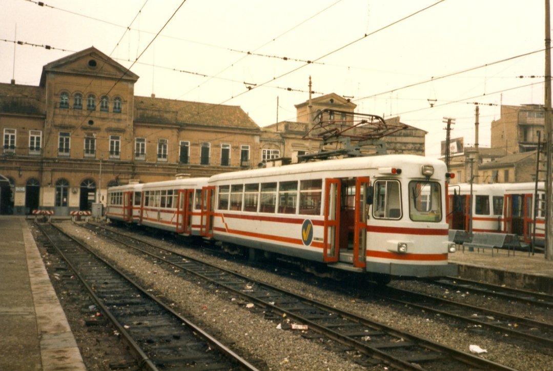 europa_tren's tweet photo. El Trenet de Valencia ya en manos de FGV. Una rama de tranvías ex Belgas ( ex-SNCV ) "Fabiolos" en la estación de Valencia Pont de Fusta, año 1989. Foto: Johannes Smit #EuropaTren #instarailtren #ViaEstrecha #TraccionElectrica #FGV #Fabiolos #Valencia #FelizViernes https://t.co/vPWquNJTvZ