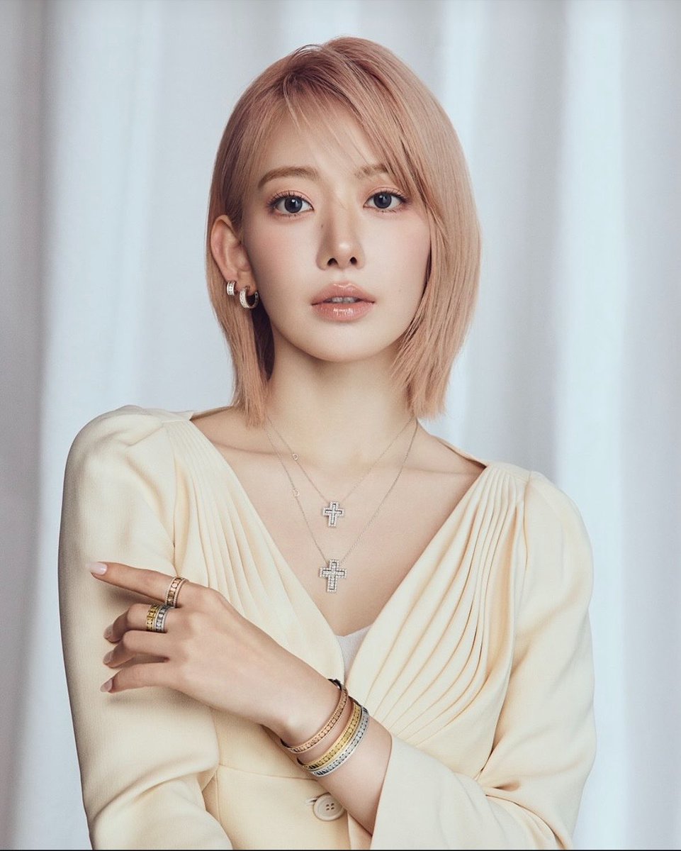 lsrfm_thailand's tweet photo. Damiani แบรนด์เครื่องประดับหรูระดับไฮเอนด์จากประเทศอิตาลี 🇮🇹 ประกาศต้อนรับ #SAKURA แห่ง  #LE_SSERAFIM ในฐานะ Friend of the House คนใหม่ของแบรนด์ ✨

ด้วยความสามารถอันโดดเด่น เซนส์ด้านแฟชั่นที่มีความประณีต และเสน่ห์บนเวทีที่ทรงพลังของเธอ สะท้อนถึงความคิดสร้างสรรค์และความเป็นเลิศของ Maison ได้อย่างสมบูรณ์แบบ

🔗— https://t.co/TiocWKxHbr