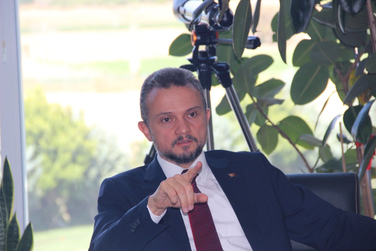 ulusalajans's tweet photo. Sayın Başkanımız İlker Astarcı, Balıkesir Üniversitesi Uygulamalı Bilimler Fakültesi 2026-2027 Akademik Yılı Açılış Dersi programı kapsamında gençlerle bir araya geldi.

Gençlerle gerçekleştirdiği sohbet sırasında Erasmus+ ve Avrupa Dayanışma Programı’nın sunduğu eğitim, hareketlilik, gönüllülük ve uluslararası deneyim fırsatlarına ilişkin bilgi veren Başkanımız, gençleri bu imkânlardan yararlanmaya davet etti.

@balikesiruni  @Bubfa_kurumsal