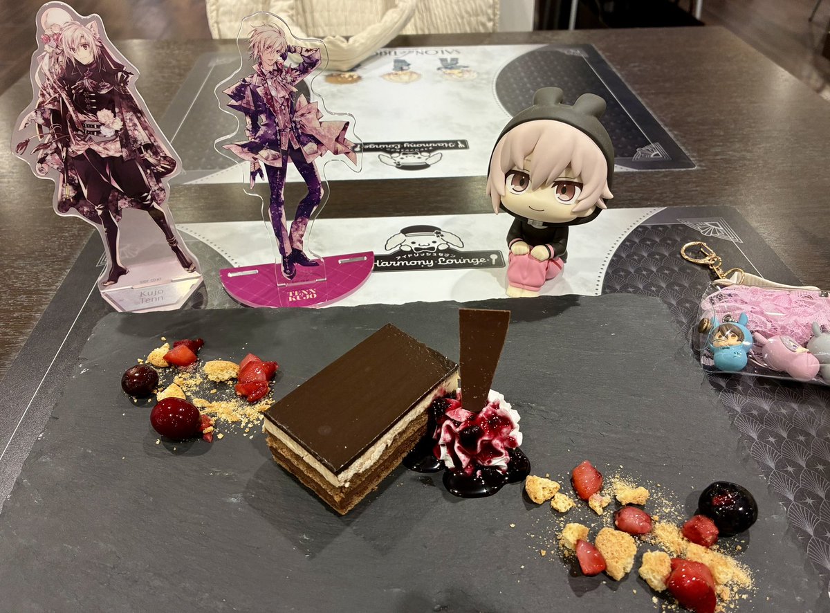 suou_iroiro's tweet photo. 先日、アニメイトカフェに行って来ました〜
お料理の見た目もいいけど味もまあ良くて、数年前のコンカフェは不味いって意識だったのが変わったね

オマケのコースターは3品で3種類コンプ、ミニアクスタもコンプしたけど、天くんのアクリルカードは1つ被ってしまった　#trg https://t.co/49NMtAbqhO