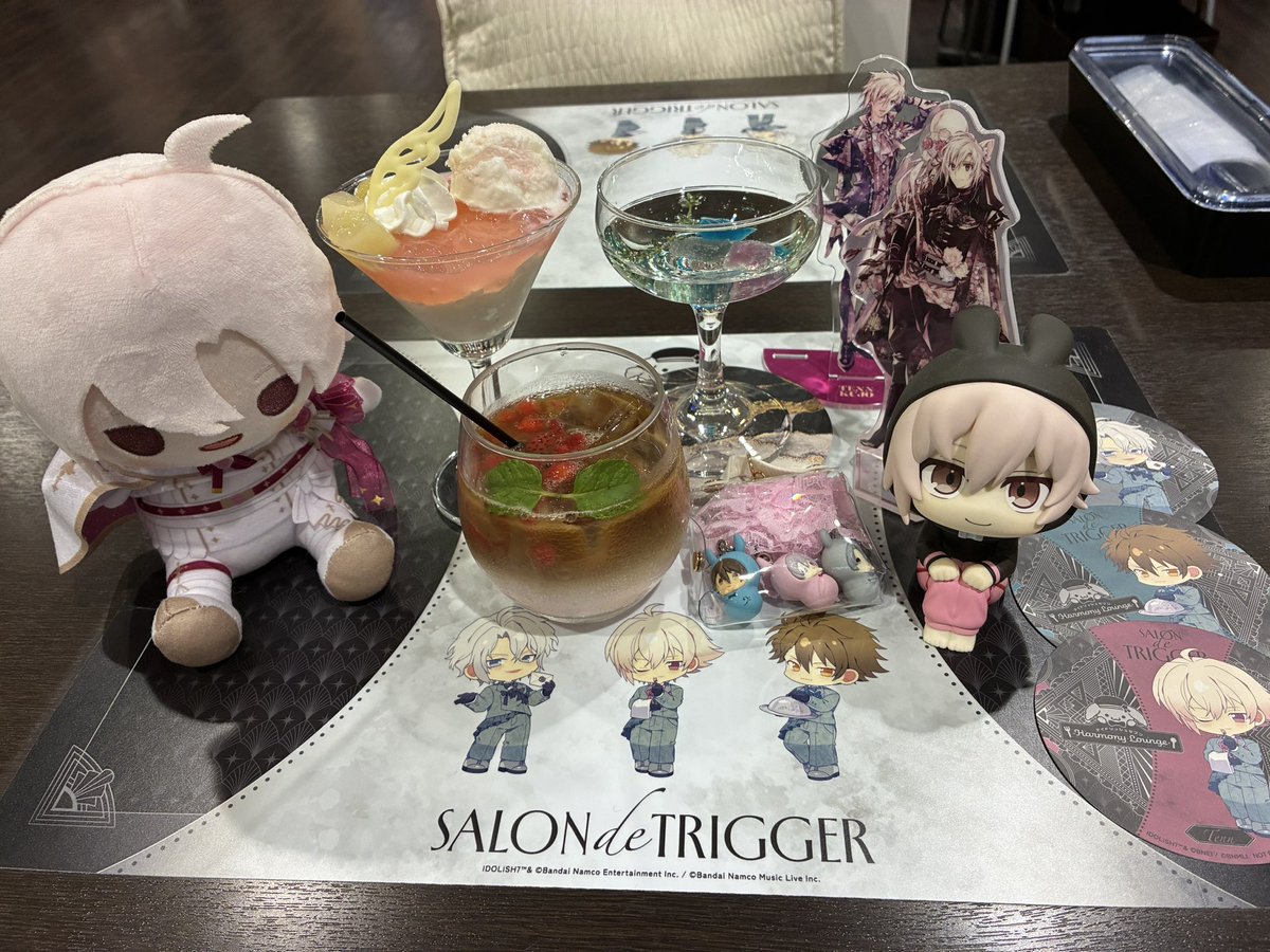 suou_iroiro's tweet photo. 先日、アニメイトカフェに行って来ました〜
お料理の見た目もいいけど味もまあ良くて、数年前のコンカフェは不味いって意識だったのが変わったね

オマケのコースターは3品で3種類コンプ、ミニアクスタもコンプしたけど、天くんのアクリルカードは1つ被ってしまった　#trg https://t.co/49NMtAbqhO