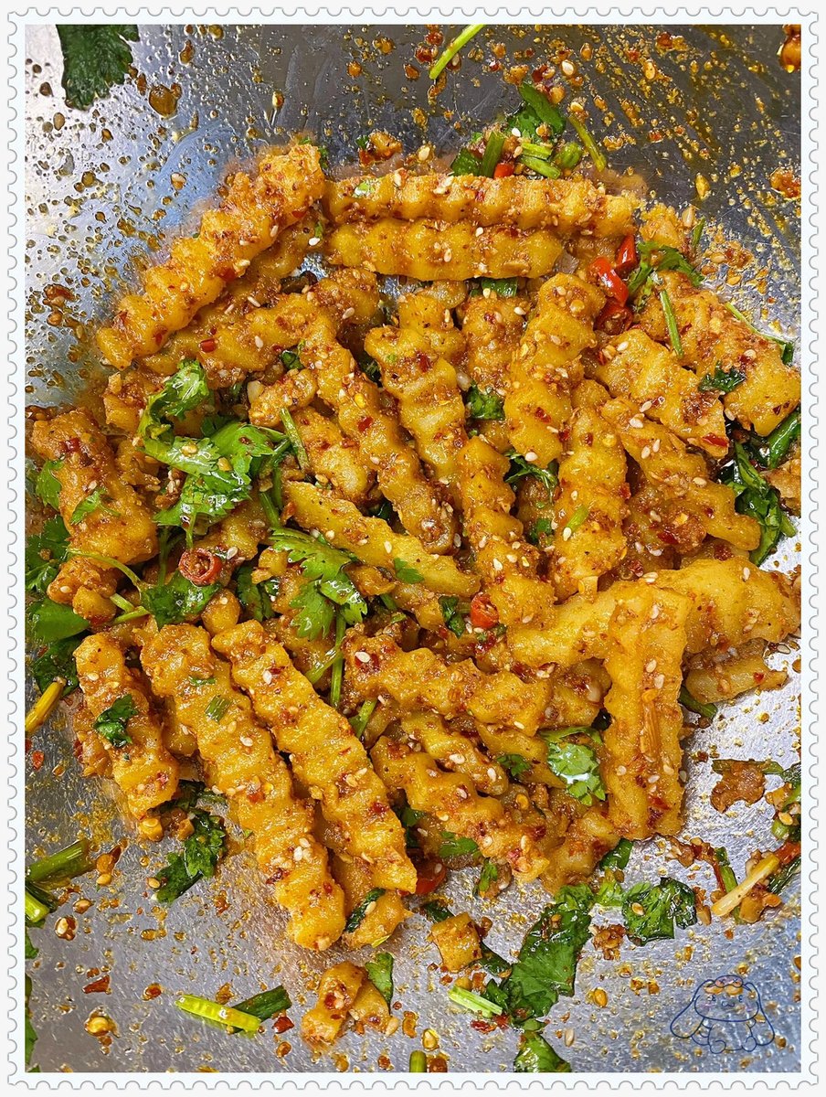 MarisForcu2p4e's tweet photo. Just found the best late-night street snack in town—crispy fried potato skewers with spicy cumin powder, perfect for a cold night! https://t.co/4GblFww024