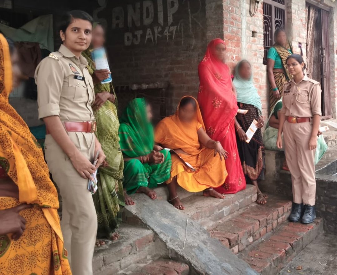 ghazipurpolice's tweet photo. दिनांक 25.09.2026 को जनपद गाजीपुर के #थाना मरदह की मिशन शक्ति टीम द्वारा #मिशन_शक्ति_फेज_5 (द्वितीय चरण)के तहत महिलाओं/बालिकाओं/छात्राओं को #WomenPowerline-1090, 181, 112 #CMHelpline-1076 व विभिन्न योजनाओं के बारे मे जागरूक कर पम्पलेट वितरित किया गया। #WomenEmpowermen
#MissionShakti5
#नारी_सुरक्षा_सम्मान_स्वावलंबन
@Uppolice
@IgRangeVaranasi