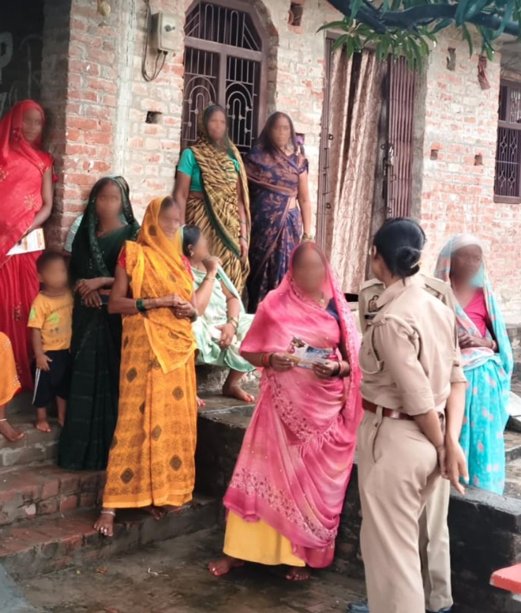 ghazipurpolice's tweet photo. दिनांक 25.09.2026 को जनपद गाजीपुर के #थाना मरदह की मिशन शक्ति टीम द्वारा #मिशन_शक्ति_फेज_5 (द्वितीय चरण)के तहत महिलाओं/बालिकाओं/छात्राओं को #WomenPowerline-1090, 181, 112 #CMHelpline-1076 व विभिन्न योजनाओं के बारे मे जागरूक कर पम्पलेट वितरित किया गया। #WomenEmpowermen
#MissionShakti5
#नारी_सुरक्षा_सम्मान_स्वावलंबन
@Uppolice
@IgRangeVaranasi