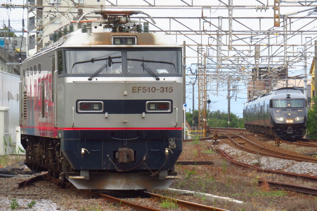 lega2200's tweet photo. 今日はEF510-302号機と315号機だった。 https://t.co/S1I4FW2fCy