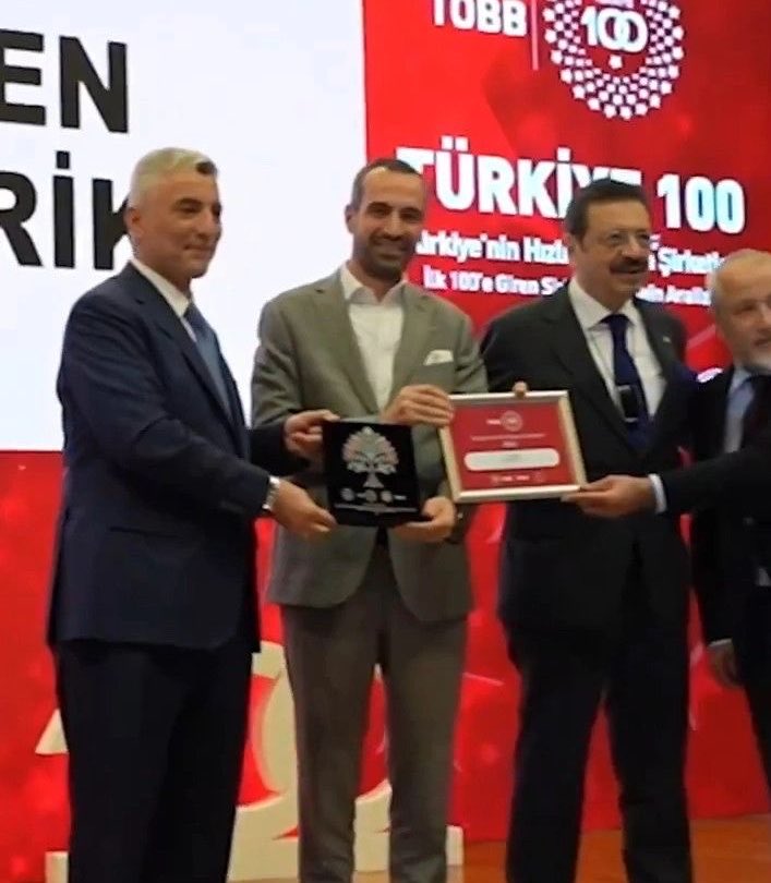 muratemir_dr's tweet photo. 20 milyar dolarlık fon skandalında her gün yeni bir perde açılıyor. Skandalın baş aktörlerinden Muhammed Yarız, piyasa değeri yüz milyonlarca lira olan 2023 model McLaren 750S Coupe aracını 6 bin liraya, 2023 model Rolls-Royce Cullinan’ı ise 5 bin liraya Hasan Kaytan isimli şahsa devrediyor.

Üstelik bu şahıs, Ticaret Bakanı Ömer Bolat’ın bizzat elinden ödül alıyor. 

Sayın Bakan Ömer Bolat; 12 bin liraya iki süper lüks otomobilin devredildiği bu ticaret mucizesini nasıl açıklayacaksınız? Milletimize bir açıklama borçlusunuz!