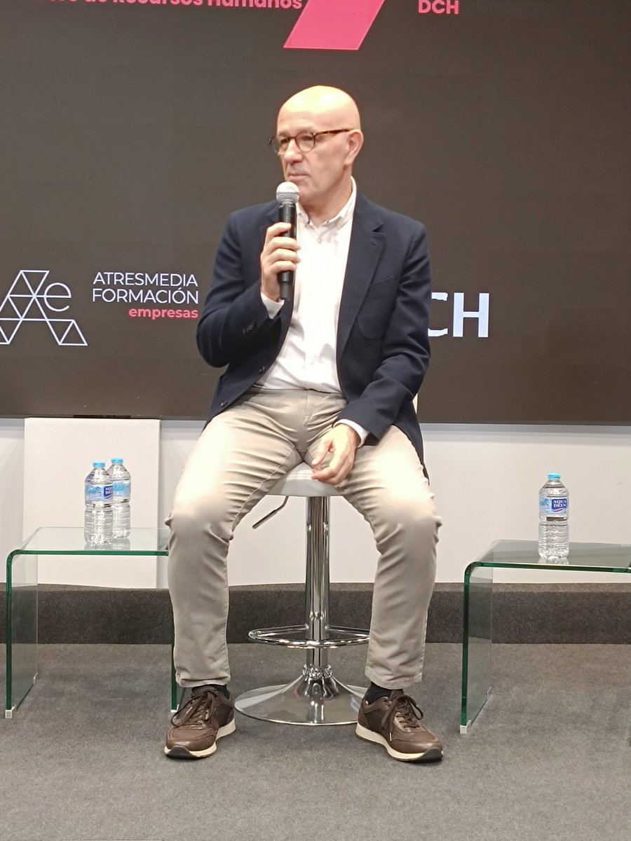 ForoRRHH's tweet photo. 🔴 COMUNICARH - Bienvenida
👤 Lucio Fernández - Director de RRHH de @Atresmedia
🎙️ “Ante la incorporación de la IA, nuestro mayor valor son las personas. Tiene que ver con personas, cultura, comunicación”
#COMUNICARH #RRHH #EventosHR #PersonasyEmpresas #Talento #Liderazgo #IA https://t.co/WxKHj0kUwL