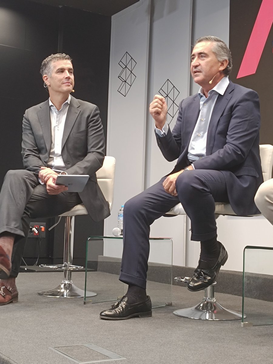 ForoRRHH's tweet photo. @ATRESMEDIA 🔴 #COMUNICARH - Bienvenida
👤 @frangcabello - Fundador y CEO de @ForoRRHH
🎙️ “No conozco directores de RRHH que tengan miedo. Respeto, sí. Ante la #IA deben estar preparados, poner a la persona en primer plano y tener una buena comunicación”
#EventosHR #Talento #Liderazgo https://t.co/VeyTR6ACxv
