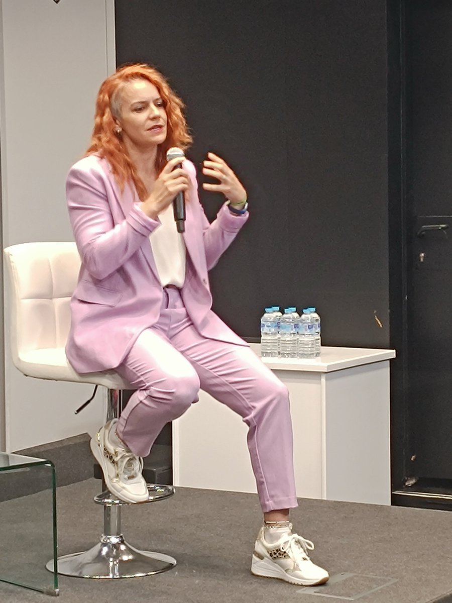 ForoRRHH's tweet photo. @ATRESMEDIA @frangcabello 🔴 COMUNICARH - Bienvenida
👤 Nuria Simal - Directora Global de Desarrollo de DCH
🎙️ “La IA nos arroja la luz, pero nosotros somos la brújula y la responsabilidad es nuestra”
#COMUNICARH #RRHH #EventosHR #PersonasyEmpresas #Talento #Liderazgo #IA https://t.co/lV7wdsxpW7
