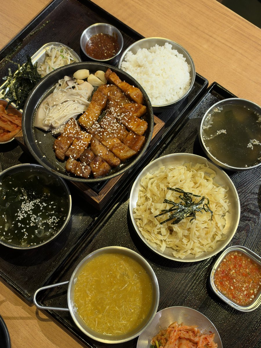 krakraxt's tweet photo. แนะนำเซ็ตบะหมี่มันปูร้าน KaoKaoBom ค่า เราโดนคนในนี้ป้ายยามาเหมือนเลยไปกินตามมาละ อร่อยมากกกก เซ็ตสามชั้นย่างก็อร่อยเหมือนกัน ราคาเซ็ตละ 199 (+vat ก็ 200++)

พิกัด siam square one ชั้น 4 https://t.co/Mq1DEmIizD