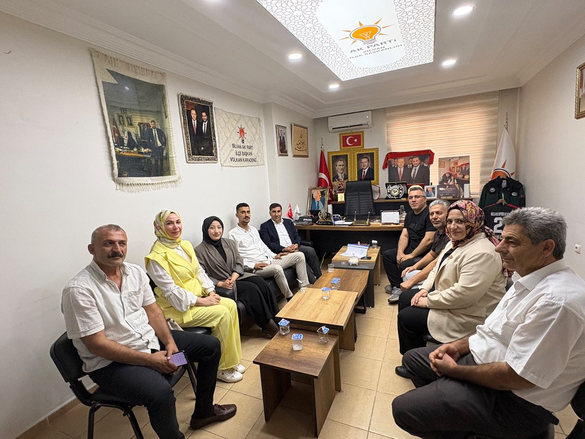davutyildiz21's tweet photo. #Teşkilat Buluşmaları Programı Kapsamında Bugün;

📍Silvan İlçemizdeyiz.

İl Bilgi İşlem Uzmanımız Cengiz Babayiğit, İl Teşkilat Başkan Yardımcımız Rojda Türkeş ile birlikte;

#Silvan İlçemizdeki 3 kademe teşkilat başkanlarımızla bir araya geldik. https://t.co/rbkjLTp7cG