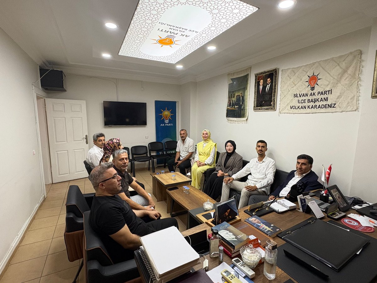 davutyildiz21's tweet photo. #Teşkilat Buluşmaları Programı Kapsamında Bugün;

📍Silvan İlçemizdeyiz.

İl Bilgi İşlem Uzmanımız Cengiz Babayiğit, İl Teşkilat Başkan Yardımcımız Rojda Türkeş ile birlikte;

#Silvan İlçemizdeki 3 kademe teşkilat başkanlarımızla bir araya geldik. https://t.co/rbkjLTp7cG