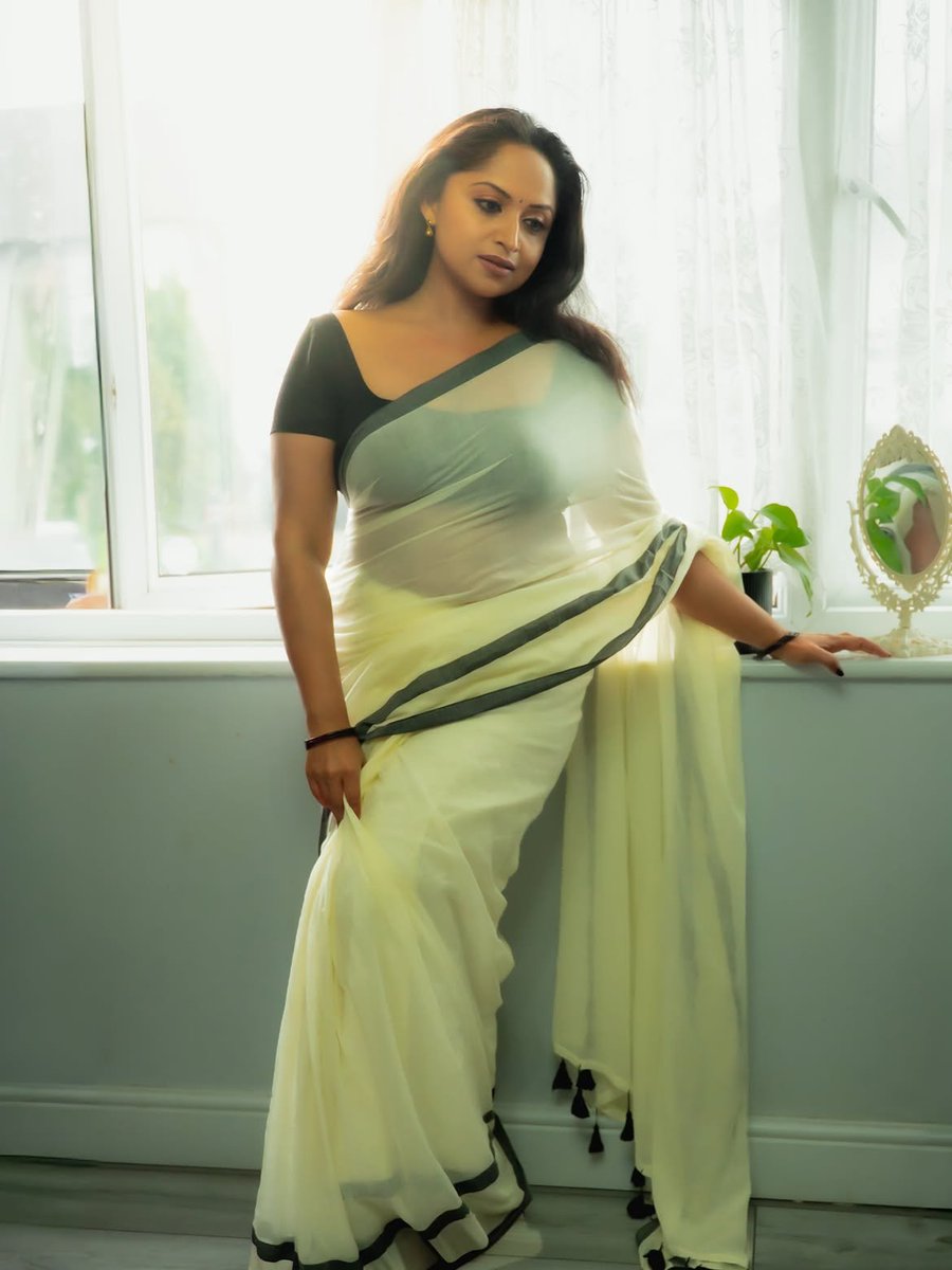 Anushapaiyan's tweet photo. Evanachum idha paathu moonu pilla petha thevidiya munda nu solla mudiyum.
Apdi maintain panriye di figure ah eppa enna katta di.un paiyan enaku mood aguthu. Un customers ku aagatha apo. Enna structure di🥵��

#anusha 
#amma 
#thevidiyamunda https://t.co/rSZB8T739u