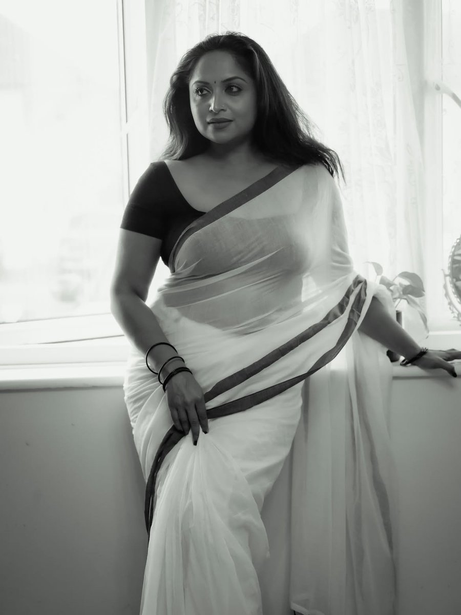 Anushapaiyan's tweet photo. Evanachum idha paathu moonu pilla petha thevidiya munda nu solla mudiyum.
Apdi maintain panriye di figure ah eppa enna katta di.un paiyan enaku mood aguthu. Un customers ku aagatha apo. Enna structure di🥵��

#anusha 
#amma 
#thevidiyamunda https://t.co/rSZB8T739u