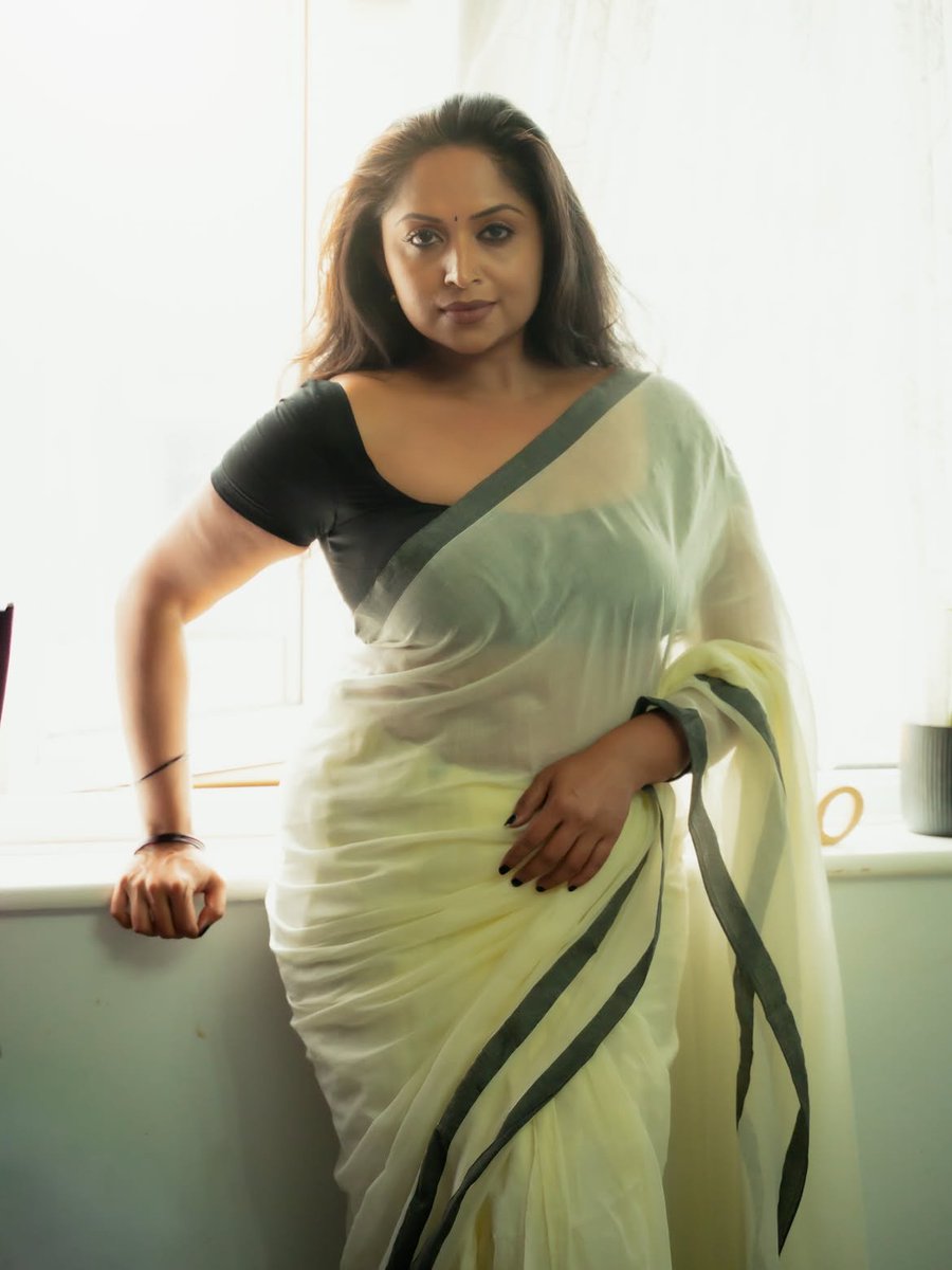 Anushapaiyan's tweet photo. Evanachum idha paathu moonu pilla petha thevidiya munda nu solla mudiyum.
Apdi maintain panriye di figure ah eppa enna katta di.un paiyan enaku mood aguthu. Un customers ku aagatha apo. Enna structure di🥵��

#anusha 
#amma 
#thevidiyamunda https://t.co/rSZB8T739u