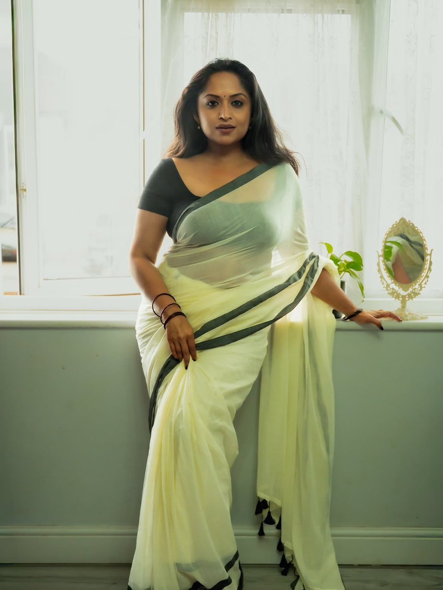 Anushapaiyan's tweet photo. Evanachum idha paathu moonu pilla petha thevidiya munda nu solla mudiyum.
Apdi maintain panriye di figure ah eppa enna katta di.un paiyan enaku mood aguthu. Un customers ku aagatha apo. Enna structure di🥵��

#anusha 
#amma 
#thevidiyamunda https://t.co/rSZB8T739u