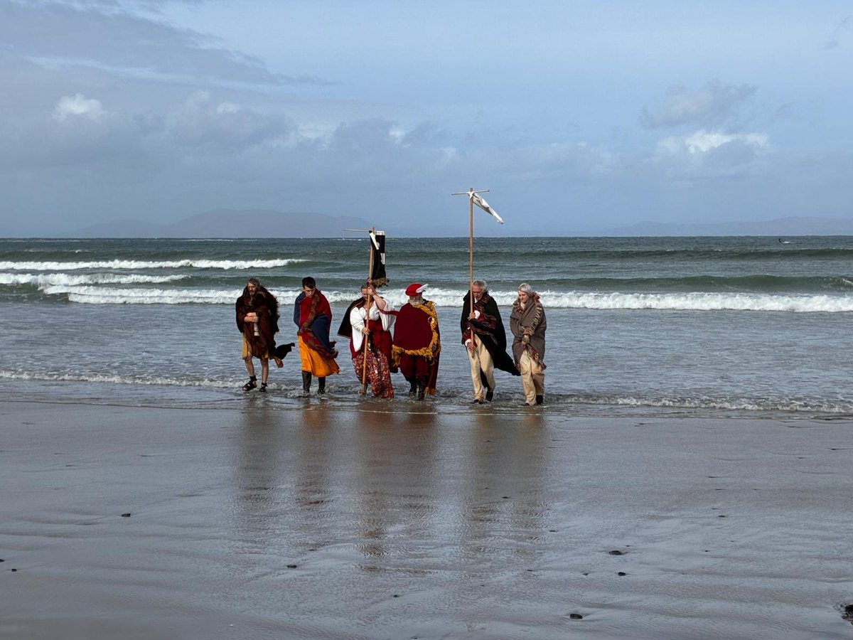 IrlandaTercio's tweet photo. Some of the team and I paying our respects to those brave Sons of Spain who died here on this very beach in 1588. Streedagh Beach, Co. Sligo.

Never forget. I won't. 

Viva España. 

En Cristo,
Capt. Conchobhar Ó Súilleabháin 
Tercio de Irlanda https://t.co/77oJIJBRnk