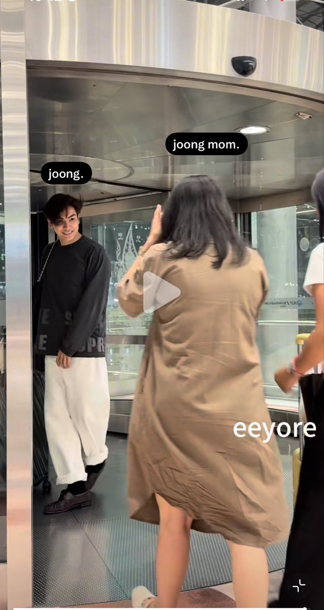 ChenEstRest's tweet photo. Just my opinion,Sunday it was Joong's mom who dropped Est off at the airport for his flight (that’s why u only saw ohm)and she picked up Joong when he came back from Phuket. It was at the same time,same airport. For sure that #Est #Joong saw each other before Est left. #joongest https://t.co/dA4PBpMI5f