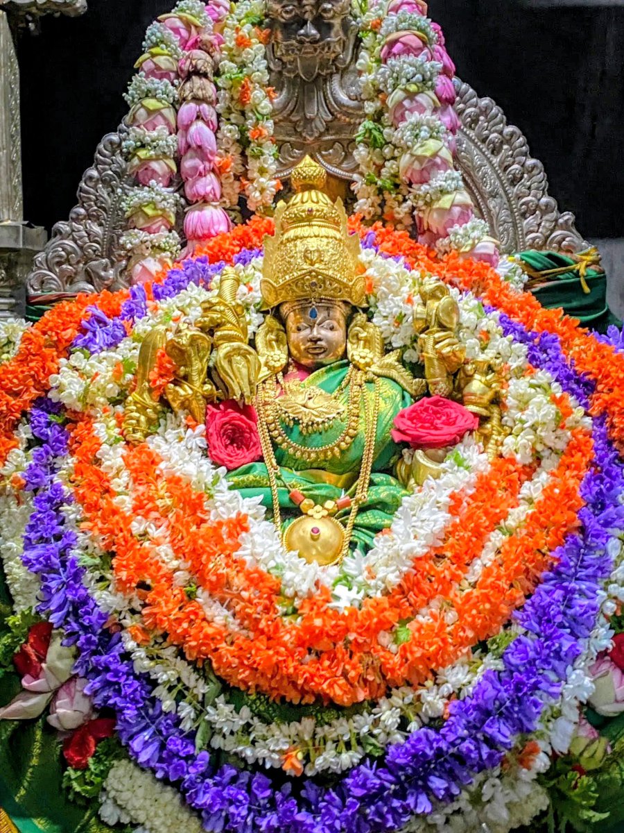 hitesh_gowdru's tweet photo. ಭಗವತೀ ಹೇ ಶಿತಿಕಂಠಕುಟುಂಬಿನಿ ಭೂರಿಕುಟುಂಬಿನಿ ಭೂರಿ ಕೃತೇ 
ಜಯ ಜಯ ಹೇ ಮಹಿಷಾಸುರಮರ್ದಿನಿ ರಮ್ಯ ಕ ಪರ್ಧಿನಿ ಶೈಲ ಸುತೇ ✨ 🙏🏻🌺🕉️

Jaganmaate Sri Chamundeshwari Devi, Mysore 📍 today floral adornment 😍🙇🏻 https://t.co/HkV4kmdR0i
