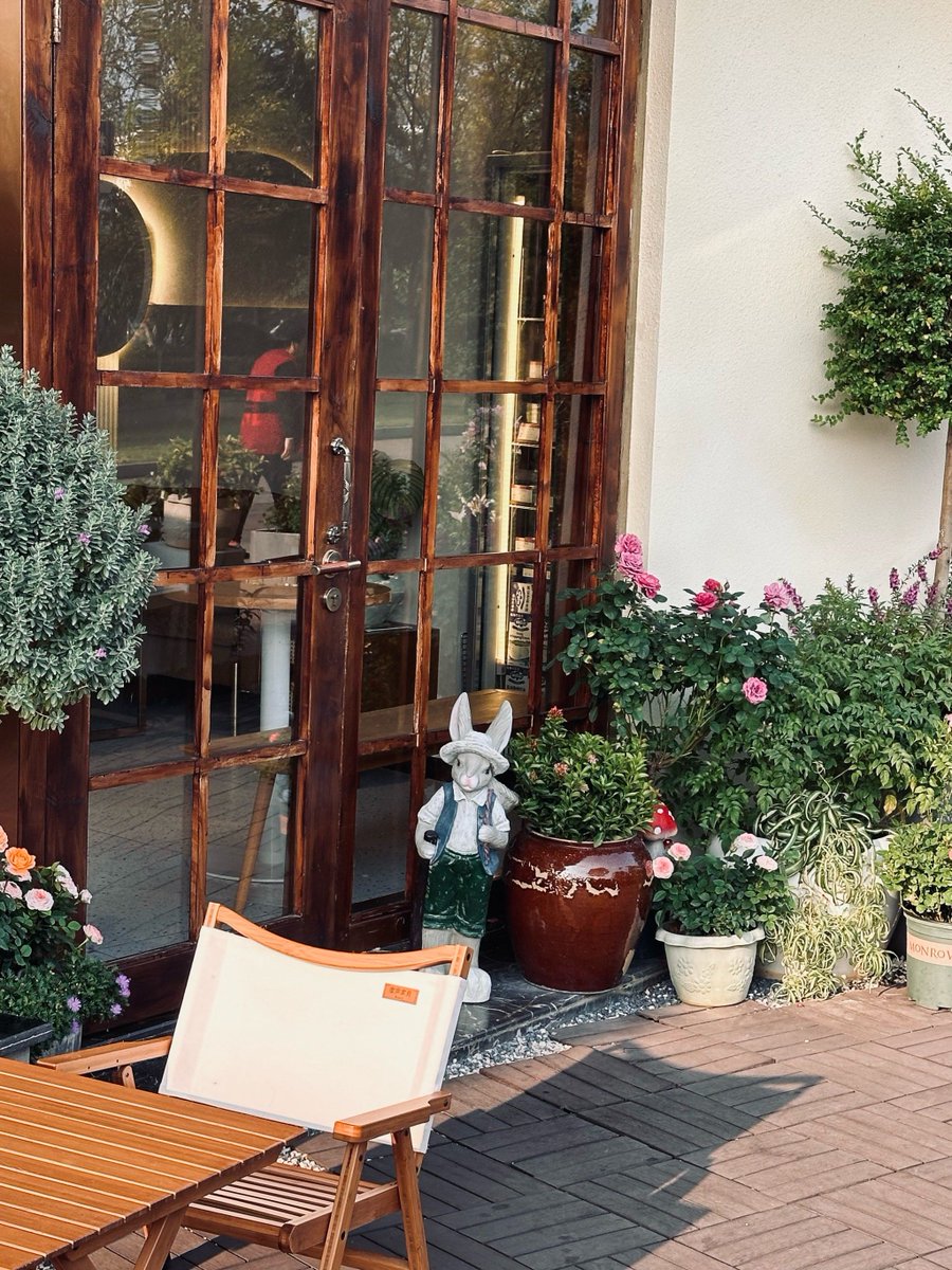 DeviSet04646306's tweet photo. [In a cozy coffee shop, grab your coffee by the wooden "彼杉" shelf—nothing beats this warm vibe!]， https://t.co/SDk6eTFYev