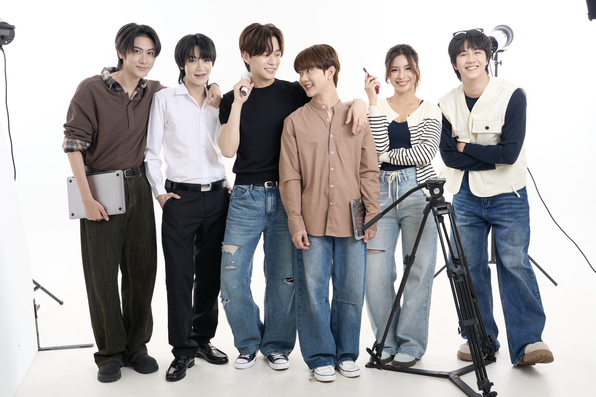 TheChemistryTH's tweet photo. 🎬The Chemistry | Weekly Dump💥

: แก๊งค์สีชมพูพร้อมละครับ
(แต่รูปใช้ไม่ได้เลย มีคนไม่มองกล้อง)

#TheChemistrySeries https://t.co/5Mj4wAq0tE