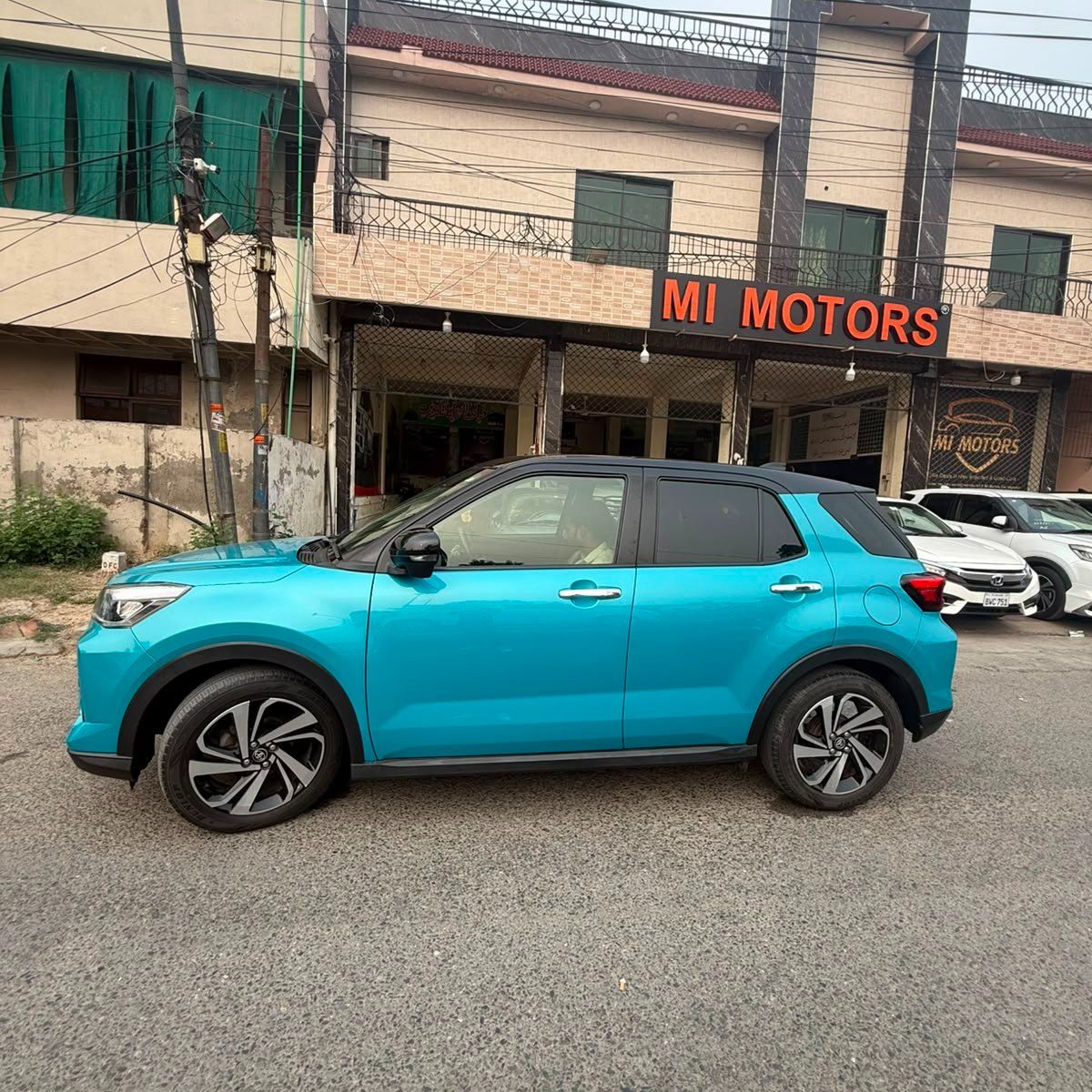 JaneePolligy's tweet photo. Toyota Raize imported SUV for sale! 1000cc Turbo, CVT automatic, 5 seats, 2WD/4WD, 98 HP, 18–22 km/l fuel economy. Features Apple CarPlay, reverse camera, cruise control, LED lights, panoramic sunroof and more. Aqua Blue. MI Motors, Faisal Town, https://t.co/7uTmVI4u9R