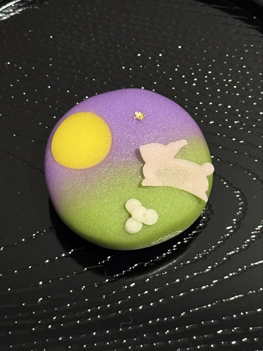 ThevoyageP's tweet photo. 本日9月25日は #中秋の名月 ですね🌔
各地で観望会など開催されているようです🔭お月見楽しめると良いですね🎑

秋の夜長に、お月見にぴったりの季節の和菓子を堪能するのも、おすすめです🎑🐇

#宇宙メルマガ https://t.co/SOpHG0Lq66