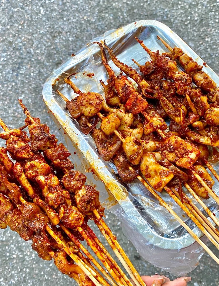 ShinPenninix's tweet photo. Craving crispy fried squid skewers on a busy street Golden, salty, and so satisfying—street food hits different! https://t.co/YvAvNOAicj