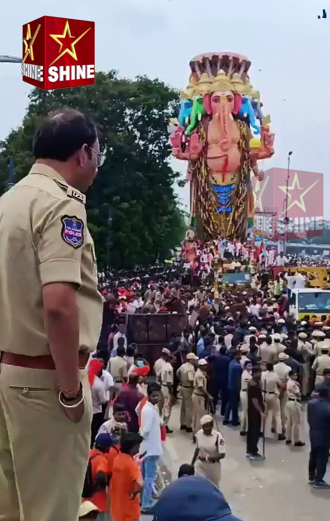shinenewshyd's tweet photo. #CP #VC #Sajjanar inspected the security arrangements at the #Khairatabad #Bada #Ganesha. On this occasion, the CP said that elaborate security arrangements have been completed for the Vinayaka immersion festival and procession. 1/2 https://t.co/C778UdJwFq