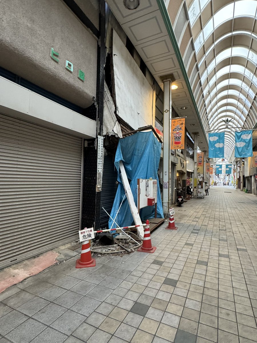 john_honjovi's tweet photo. 八代市で被災された方々の状況は、初期の混乱は落ち着いたものの先回8月の上旬に行った時から改善されていない。各地で大規模災害が多発し、報道も減っていることも原因だと思うが、そもそも支援者の母数が足りてない。
それぞれの生活に余裕がなくなっていることも影響しているのだろう。
#熊本地震
#支援を絶やすな