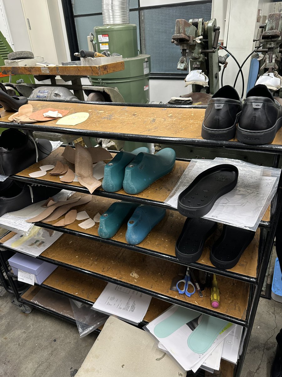 tkhshgm's tweet photo. 革靴工房、革卸問屋の見学ツアーに参加しました。会社の前に来た時点で皮革独特の香りが漂います。非売品の椅子欲しくなりましたね。帰りのついでに日本最古の地下街通って来ました https://t.co/akCGO8BiSN
