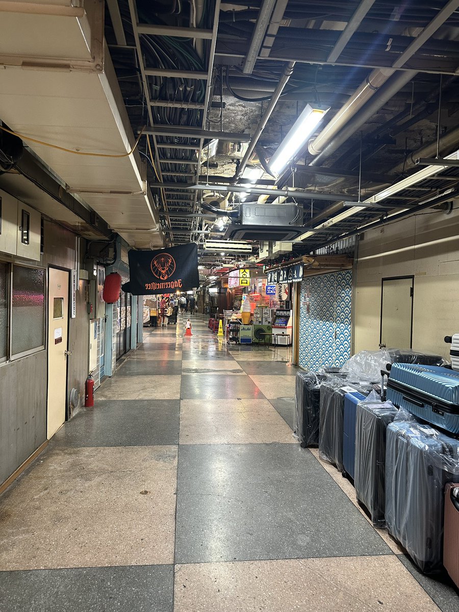tkhshgm's tweet photo. 革靴工房、革卸問屋の見学ツアーに参加しました。会社の前に来た時点で皮革独特の香りが漂います。非売品の椅子欲しくなりましたね。帰りのついでに日本最古の地下街通って来ました https://t.co/akCGO8BiSN