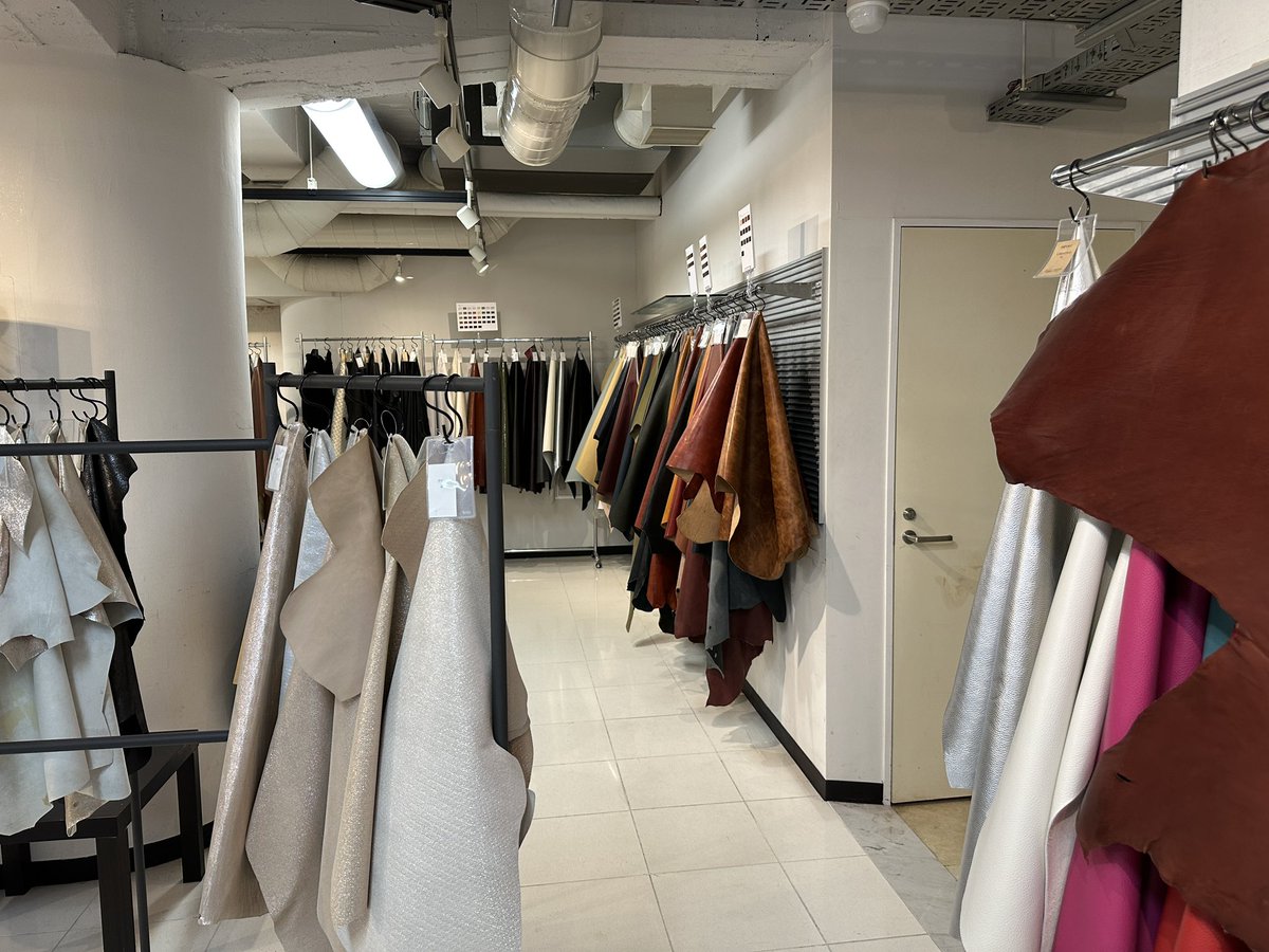 tkhshgm's tweet photo. 革靴工房、革卸問屋の見学ツアーに参加しました。会社の前に来た時点で皮革独特の香りが漂います。非売品の椅子欲しくなりましたね。帰りのついでに日本最古の地下街通って来ました https://t.co/akCGO8BiSN