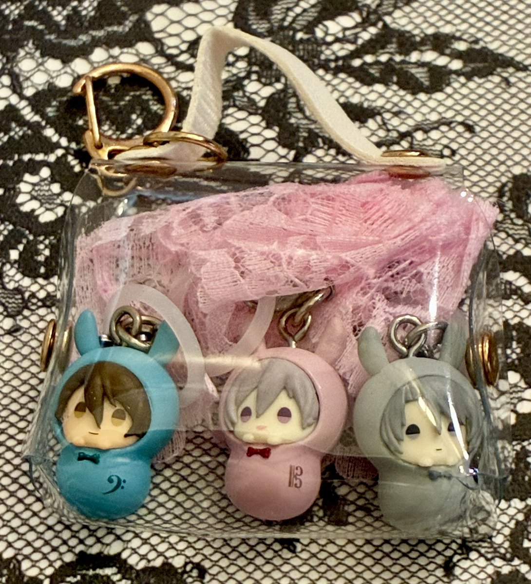 suou_iroiro's tweet photo. クッキー缶も買えたし、天くんのバースデーのもまだ売ってて買えた💕
持っていった天くん達　#アイナナ　#trg https://t.co/kWyWL6pjaH